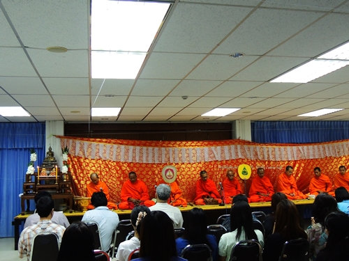 ทำบุญถวายภัตตาหารเพล