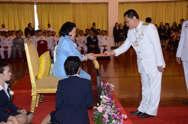 อาจารย์อกนิษญ์ ศรีภูธร (รองคณบดี) เข้ารับพระราชทานรางวัลการประกวดงานเขียน งานวันแม่แห่งชาติ ประจำปี 2557