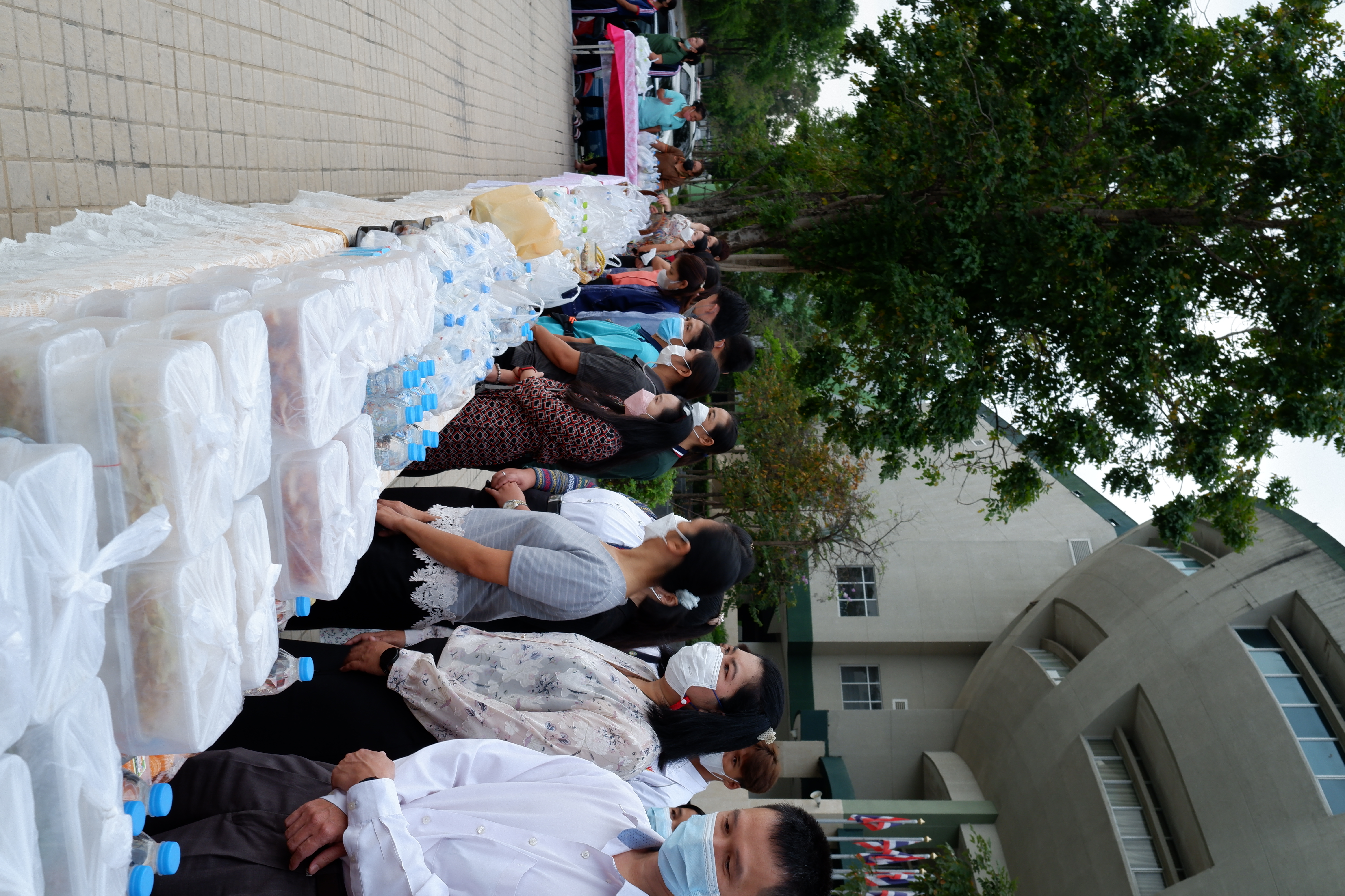 คณะวิทยาศาสตร์และเทคโนโลยี  ร่วมทำบุญใส่บาตร (อาหารสด) พระสงฆ์ 12 รูป  