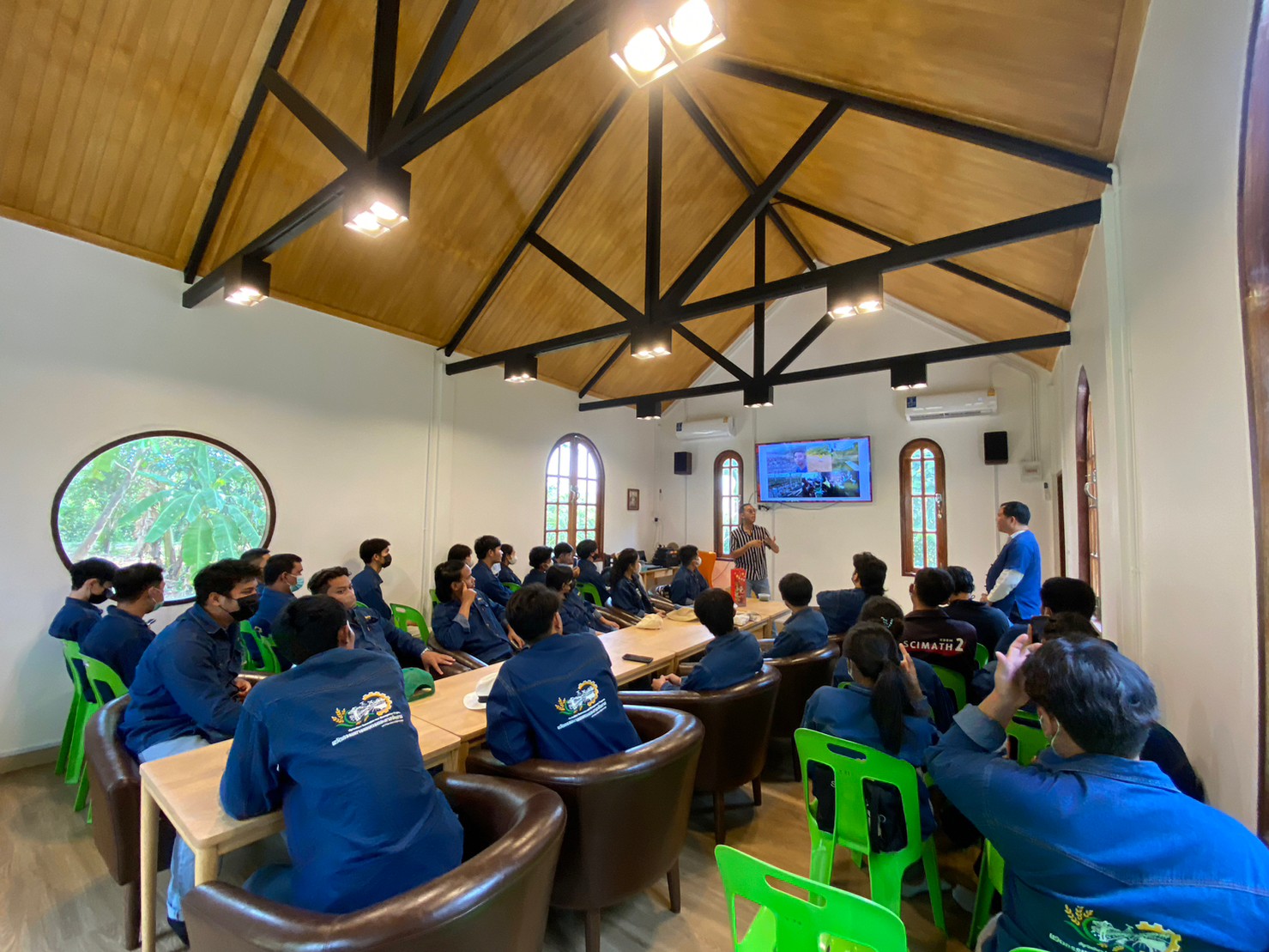 农业创新与管理专业学生第二年去了佛统府的新一代农民孵化器学习。