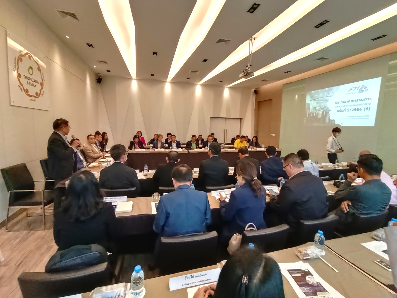 合作教育单位 （CWIE）佛统皇家大学科技学院在佛统省工业委员会的赞助下，介绍了工作概况，并介绍了该学院合作教育单位的结构。