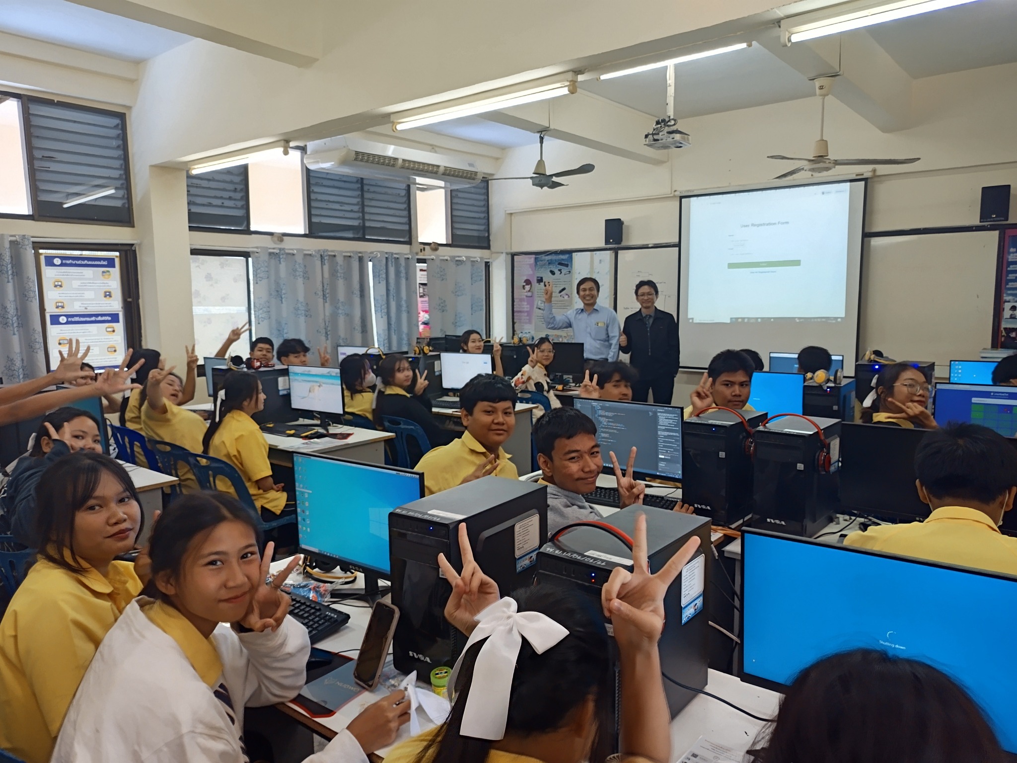 อาจารย์สาขาวิศวกรรมซอฟต์แวร์ เป็นวิทยากร เรื่อง Vibe Coding ในโครงการ Smart Good Kid  with AI  ณ​ โรงเรียนเพิ่มวิทยา