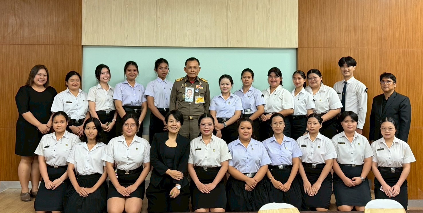 พลเอก ดาว์พงษ์ รัตนสุวรรณ องคมนตรี  ตรวจเยี่ยมและติดตามการดำเนินงานตามยุทธศาสตร์มหาวิทยาลัยราชภัฏ พร้อมให้โอกาสพบปะพูดคุยแก่กลุ่มนักศึกษาวิศวกรสังคม เมื่อวันที่ 19 ธันวาคม 2568