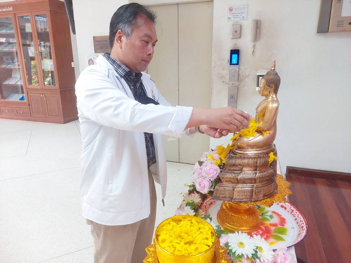 คณะวิทยาศาสตร์และเทคโนโลยี จัดพิธีสรงน้ำพระ (หลวงพ่อวัดไร่ขิง) เพื่อความเป็นสิริมงคลแก่อาจารย์ เจ้าหน้าที่ และนักศึกษา เนื่องในโอกาสเทศกาลสงกรานต์